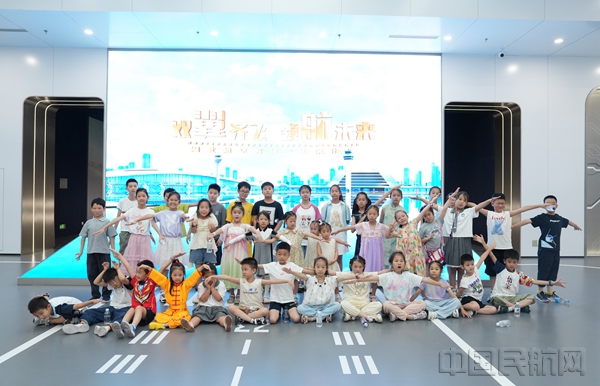 寒暑期开办空港爱心托管班,职工子女在这里写作业、做手工、参观飞行模拟器。11