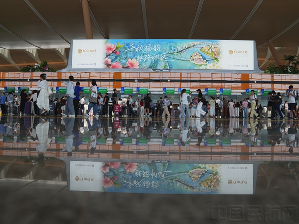演练安排1000名模拟旅客携带行李,分批次进入航站楼-福州机场供图1