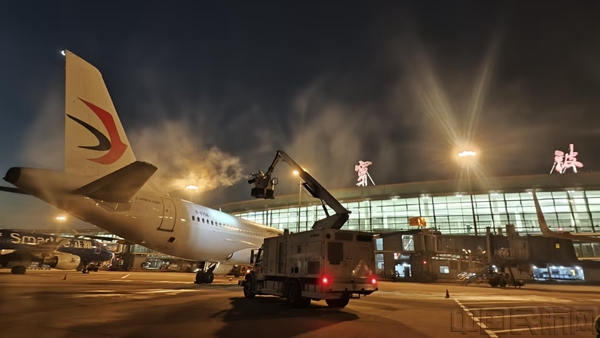 1月20日凌晨,东航员工在宁波栎社国际机场为应对寒潮天气做好除防冰准备工作-东航供图09