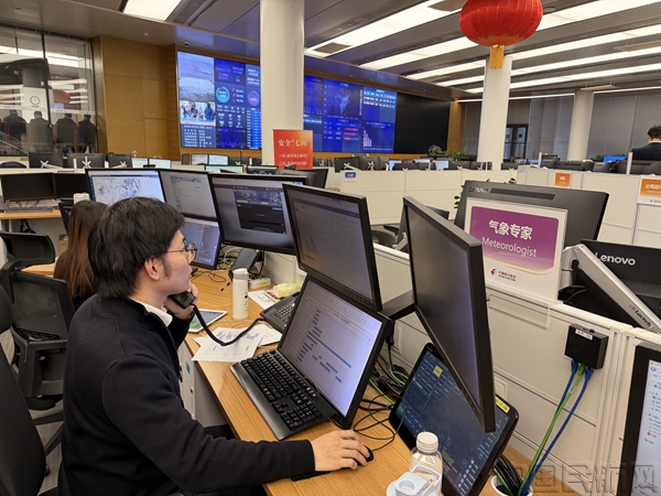 东航运控中心气象席位提前预判天气,做好航路动态优化-东航供图05