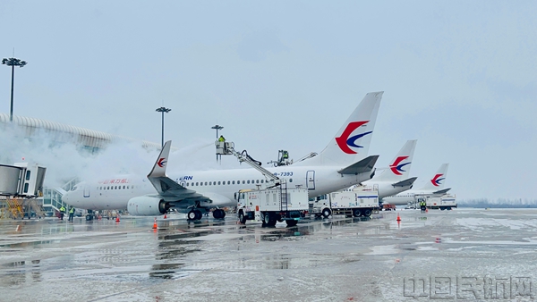 风雪中的武汉天河机场,东航飞机完成除冰作业,静待安全起航-东航供图06