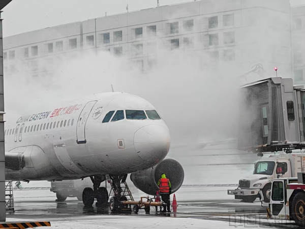 1月20日早晨,南京遭遇雨雪天气,东航江苏公司使用除冰车为早航班出港的飞机开展除冰雪作业-东航供图03