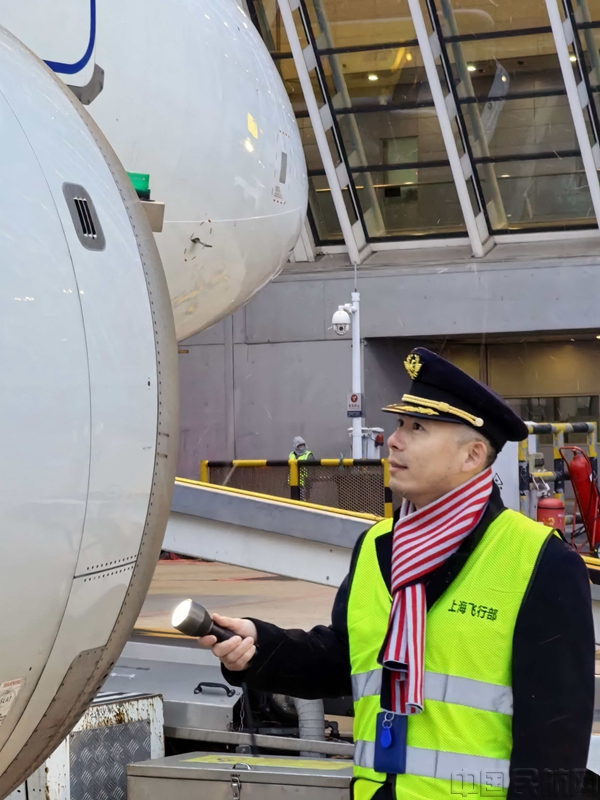 1月20日清晨,东航MU5053(上海-大邱)航班的薛凡艺机组冒着寒冷和雨雪进行起飞前准备工作-东航供图01