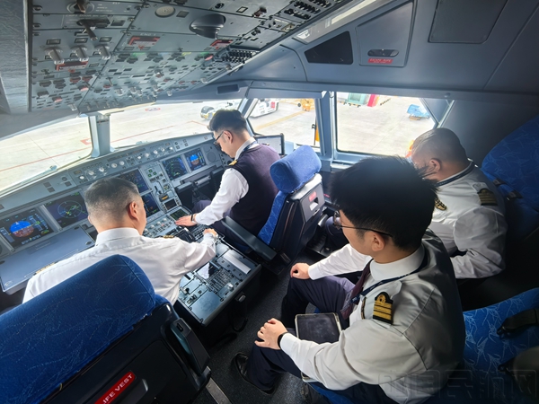 东航李鹏机组033