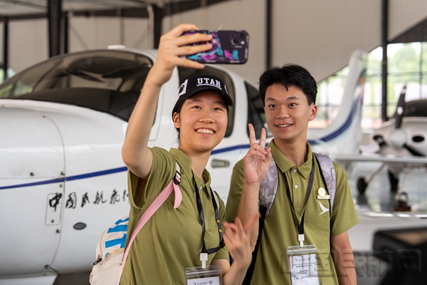 “飞跃理想计划”学员参观中国民用航空飞行学院2