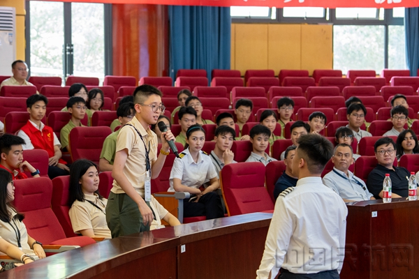 “飞跃理想计划”学员与中国民用航空飞行学院飞行教员互动4