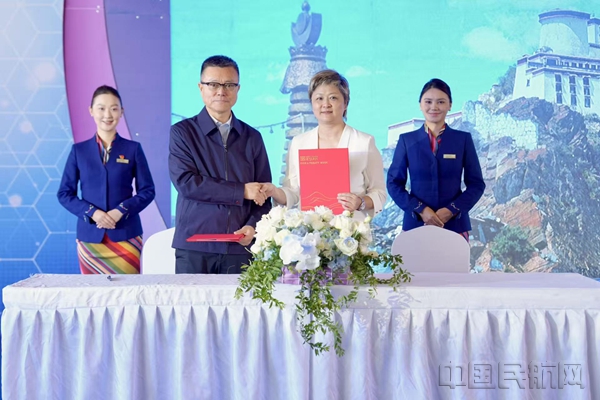 西藏机场集团副总经理丛大鹏(左)与西藏航空服务总监黄锦(右)签署《高高原跨航司中转服务战略合作协议》13