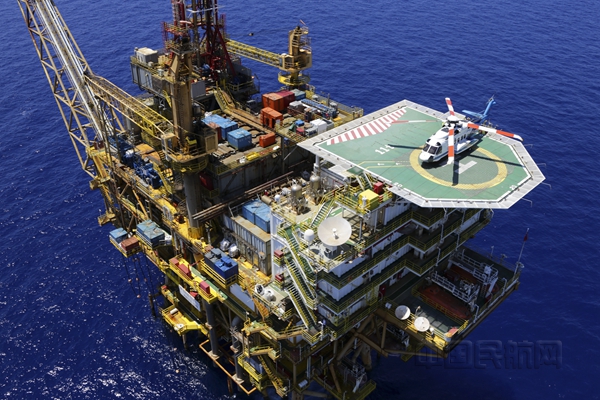 西科斯基S92降落海上平台_副本.jpg 西科斯基S92降落海上平台_副本.jpg